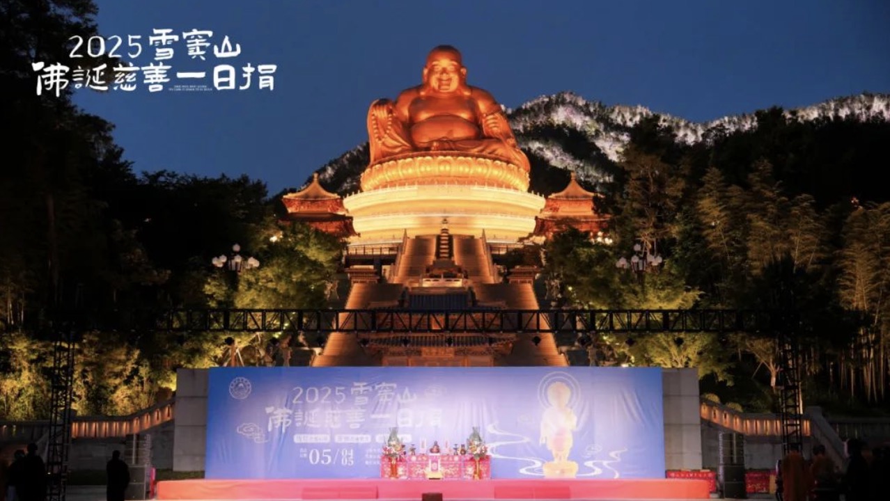 灯灯相传映心灯 弥勒菩萨道场雪窦山里的传灯祈福现场