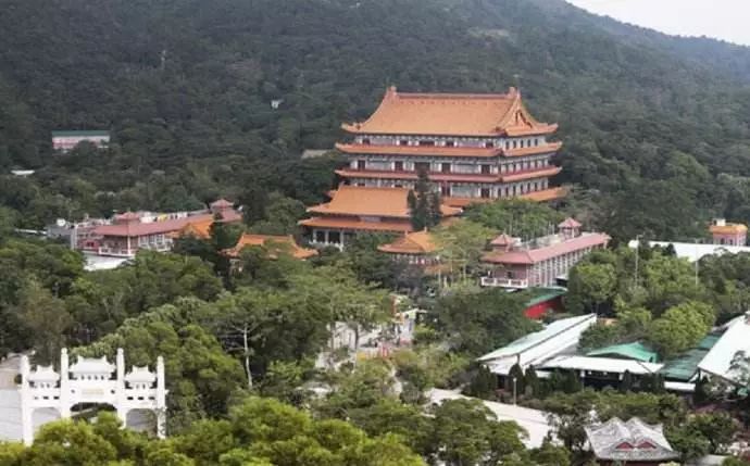 金庸遗体在香港宝莲寺火化 一缕青烟带不去他留下的佛学启迪