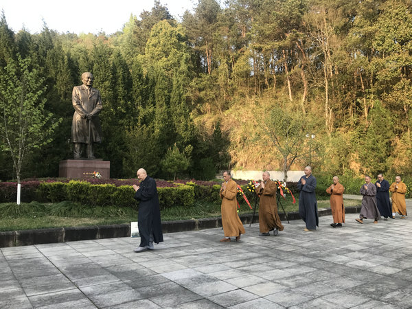 清明追思 圣辉法师前往安徽太湖县祭拜赵朴老