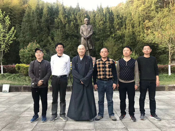 清明追思 圣辉法师前往安徽太湖县祭拜赵朴老
