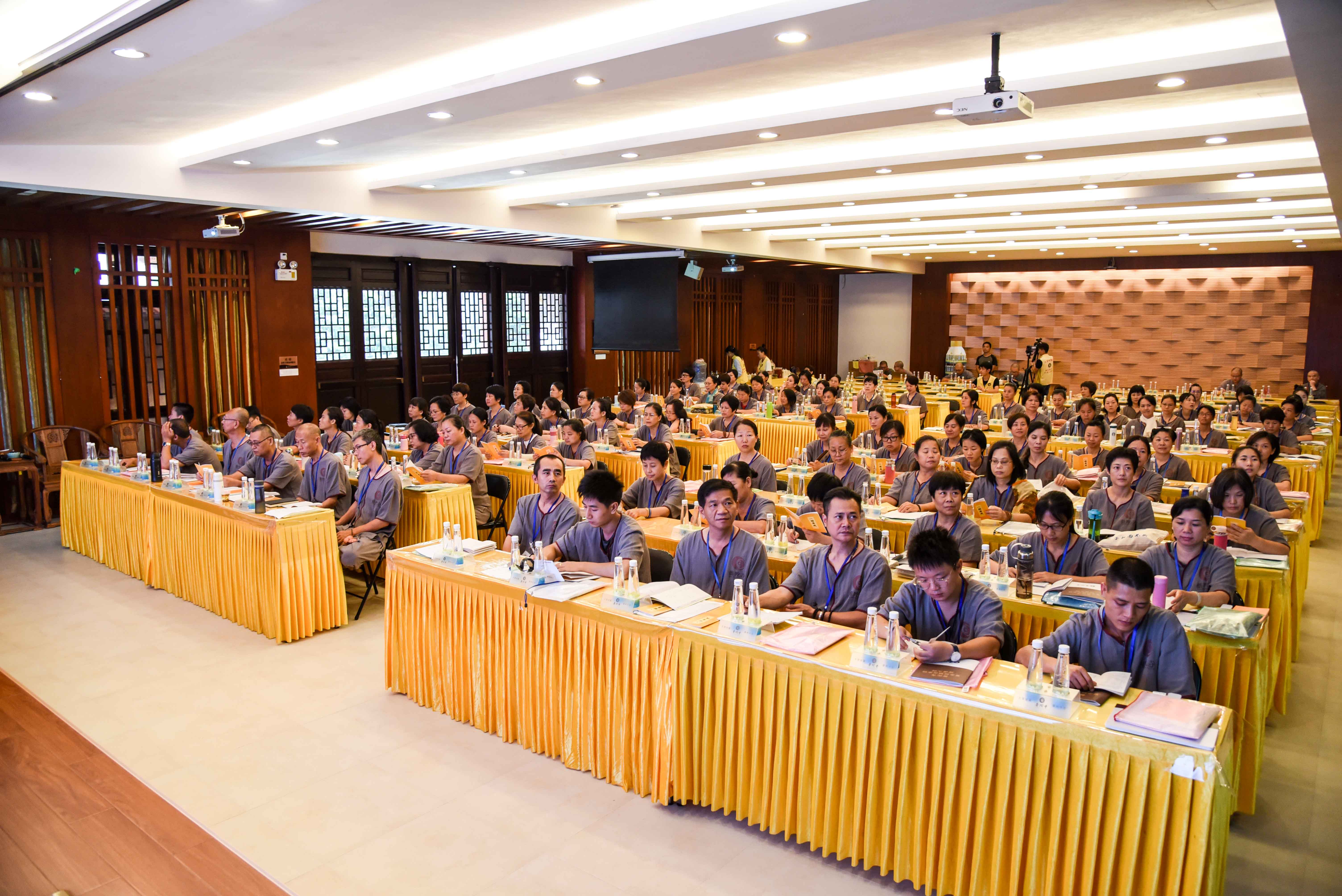 珠海普陀寺2019年短期出家班开班第二日：学习佛教仪轨和禅堂规矩、体验禅修