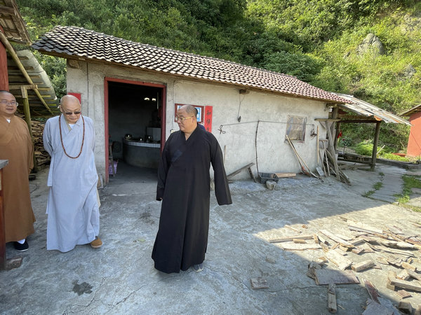 圣辉长老在救灾途中专赴凉山登岚寺考察调研