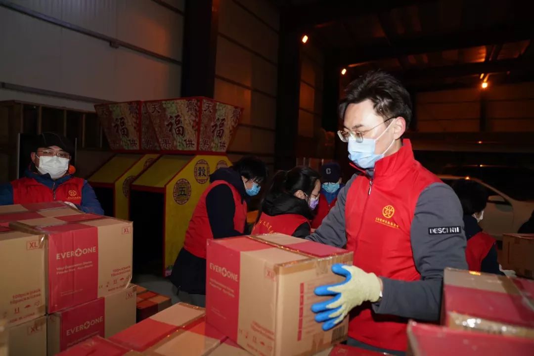 从十方来，到一线去！上海玉佛禅寺从海外筹集的第二批医疗物资凌晨抵沪