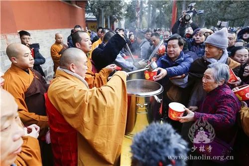 己亥年少林寺广施腊八粥:禅心施福粥,粥香溢全球