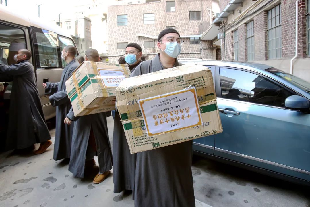 上海玉佛禅寺支援虹口区疾控中心防“疫”口罩30000只
