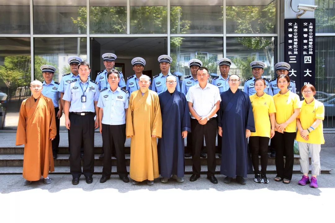炎炎三伏送清凉，上海玉佛禅寺联合觉群文教基金会慰问交警和环卫工人