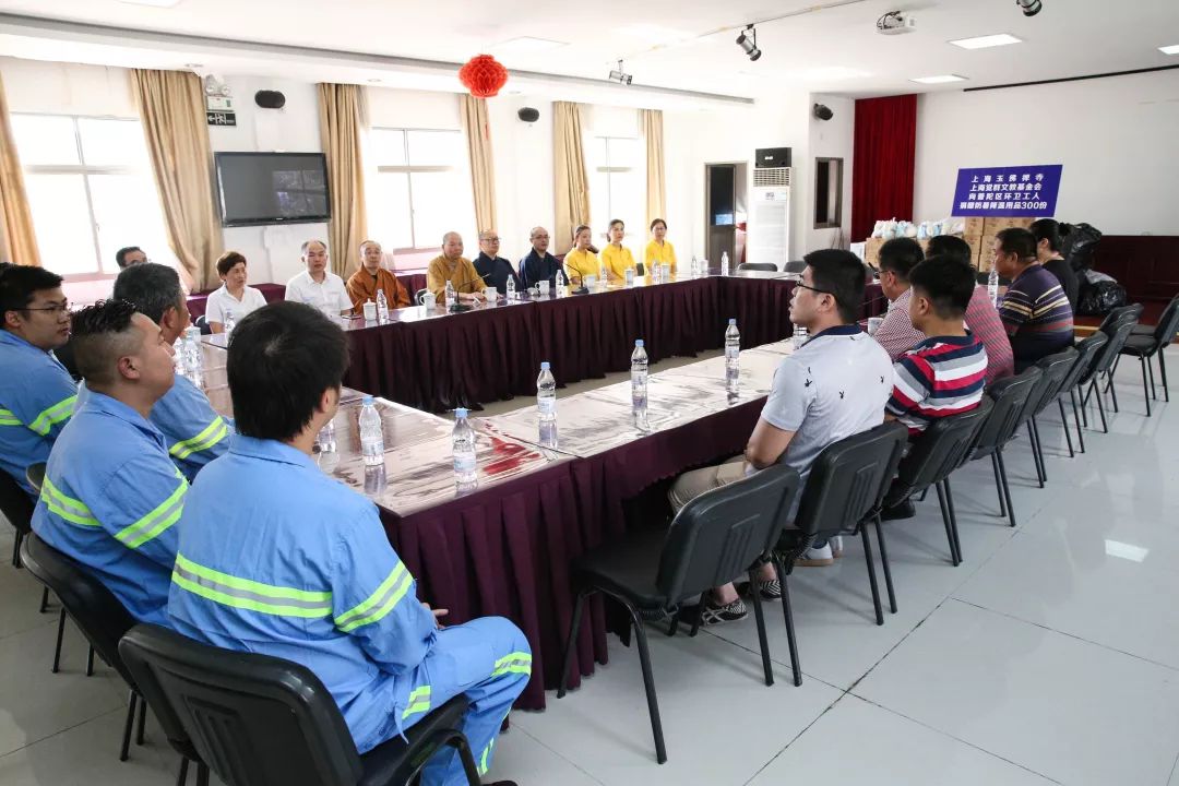 炎炎三伏送清凉，玉佛禅寺联合觉群文教基金会慰问交警和环卫工人