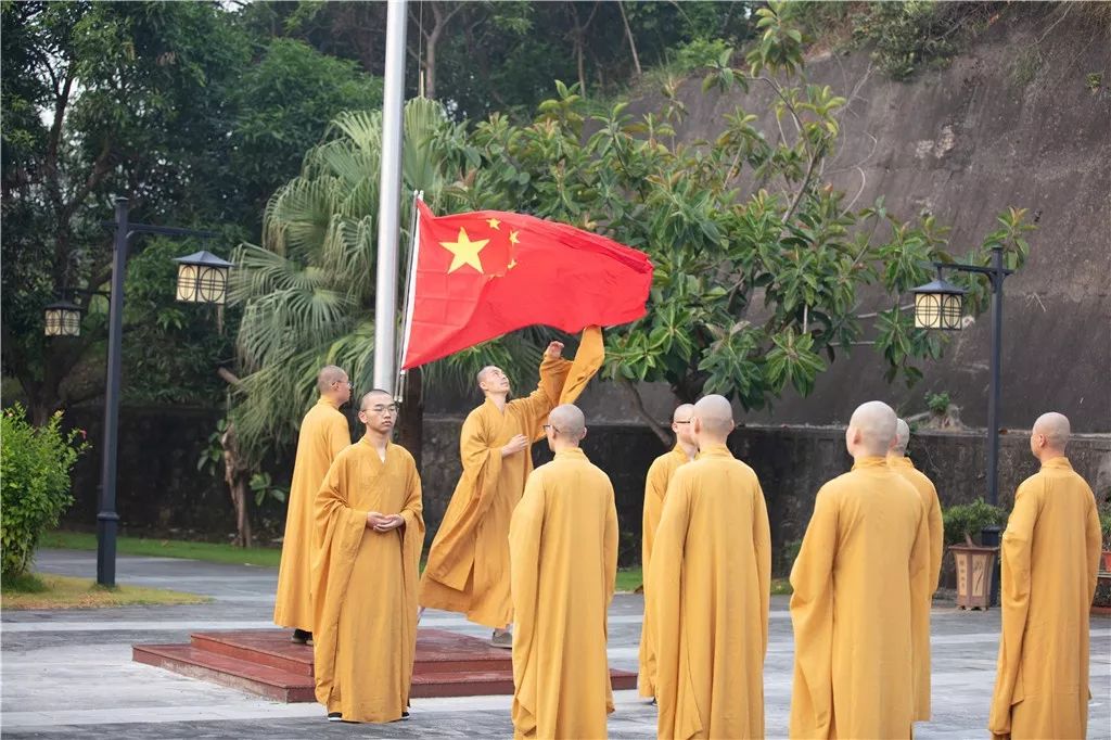 深圳弘法寺升国旗仪式：歌唱我们的祖国，感恩伟大的时代