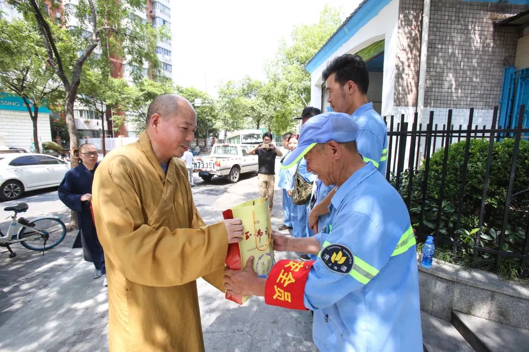炎炎三伏送清凉，上海玉佛禅寺联合觉群文教基金会慰问交警和环卫工人