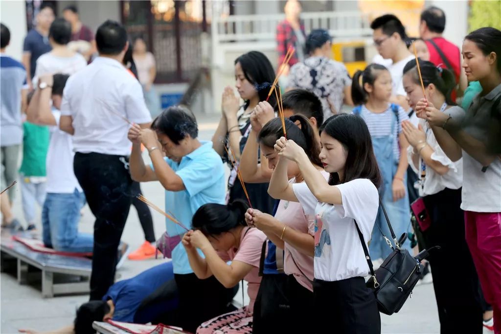 深圳弘法寺升国旗仪式：歌唱我们的祖国，感恩伟大的时代