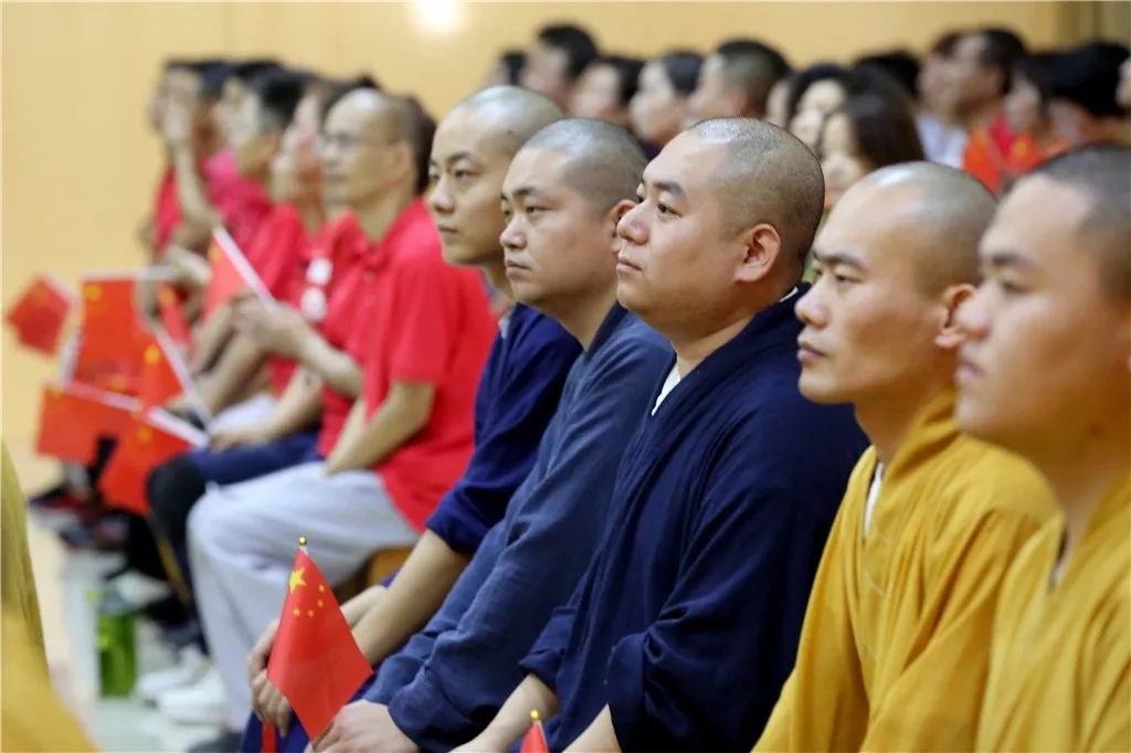深圳弘法寺升国旗仪式：歌唱我们的祖国，感恩伟大的时代