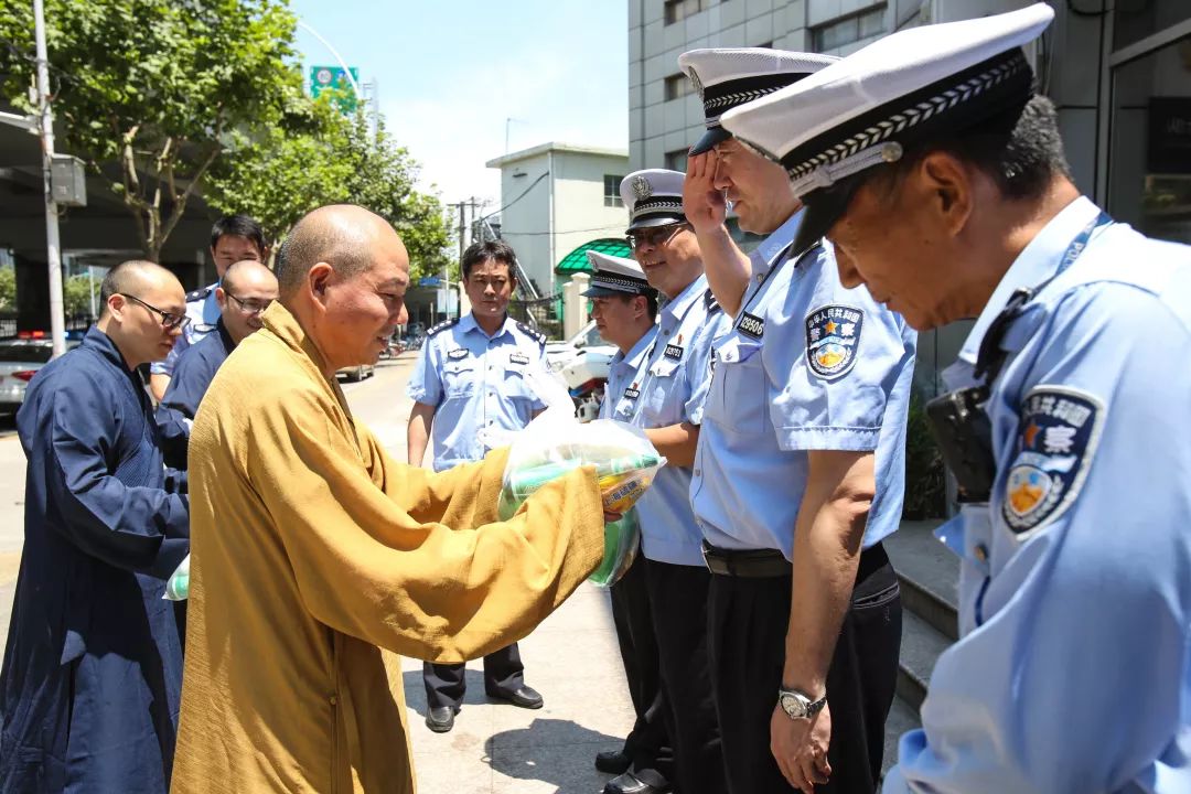 炎炎三伏送清凉，上海玉佛禅寺联合觉群文教基金会慰问交警和环卫工人