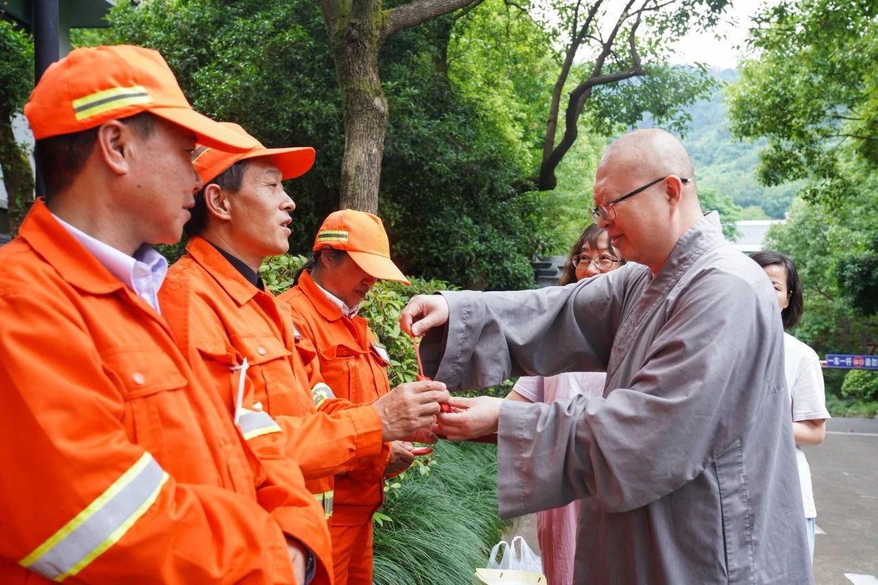 净慈粽香浓，关怀暖人心——杭州净慈寺2025年“关怀身边人”端午节慰问活动