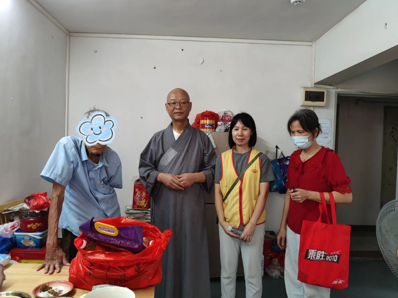 江门雪峰寺开展“汇聚微光·温暖同行”困难家庭慰问活动