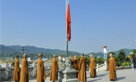 千年古刹南华禅寺首次举行升国旗仪式