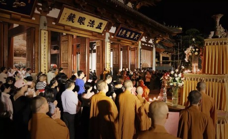 杭州径山寺中秋拜月祈福活动圆满 戒兴大和尚主法拈香