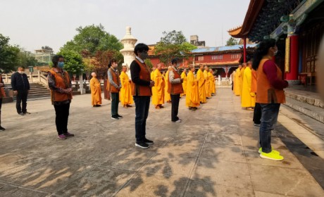 全国哀悼日 昆明圆通寺下半旗、默哀三分钟