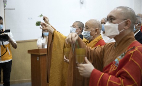 慈悲关爱齐抗疫！89岁绍根长老携香港佛教僧伽联合会僧众为香港洒净祈福